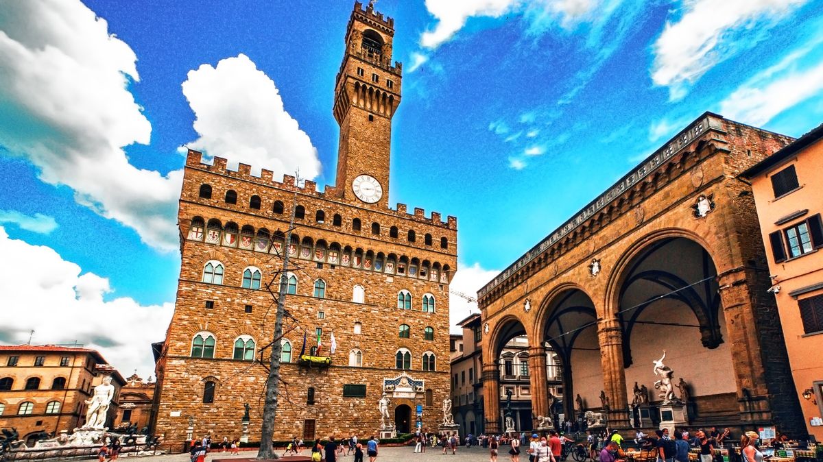 Turista zaparkoval ve Florencii sporťák na známém náměstí, které je jen pro pěší